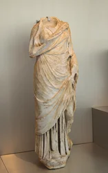 Statue af kvinde (marmor)